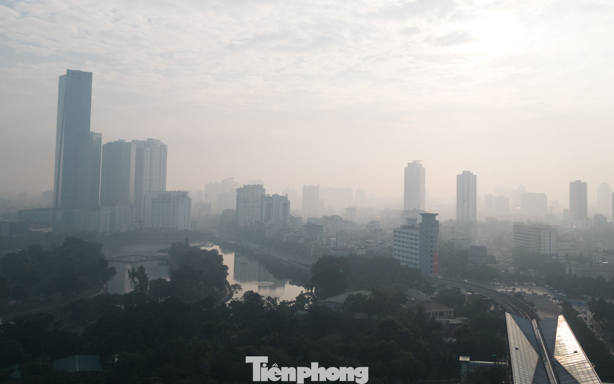 Bầu trời mù mịt nhiều ngày khiến nhiều người dân tại Thủ đô cũng lo lắng về vấn đề sức khỏe.