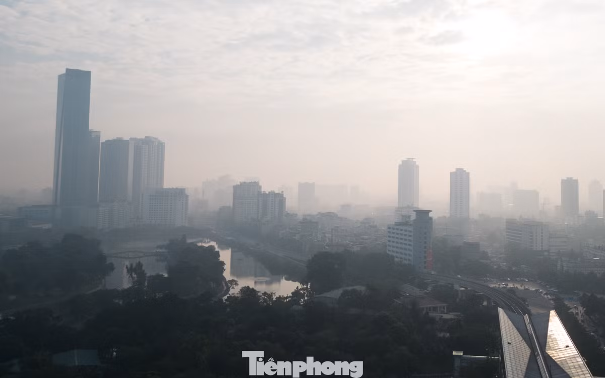 Bầu trời mù mịt nhiều ngày khiến nhiều người dân tại Thủ đô cũng lo lắng về vấn đề sức khỏe. Bầu trời mù mịt nhiều ngày khiến nhiều người dân tại Thủ đô cũng lo lắng về vấn đề sức khỏe.