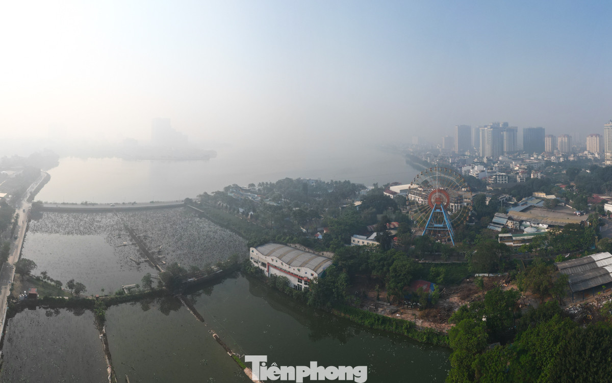 Nhìn từ trên cao, khu vực Hồ Tây mờ mịt trong lớp sương dày.