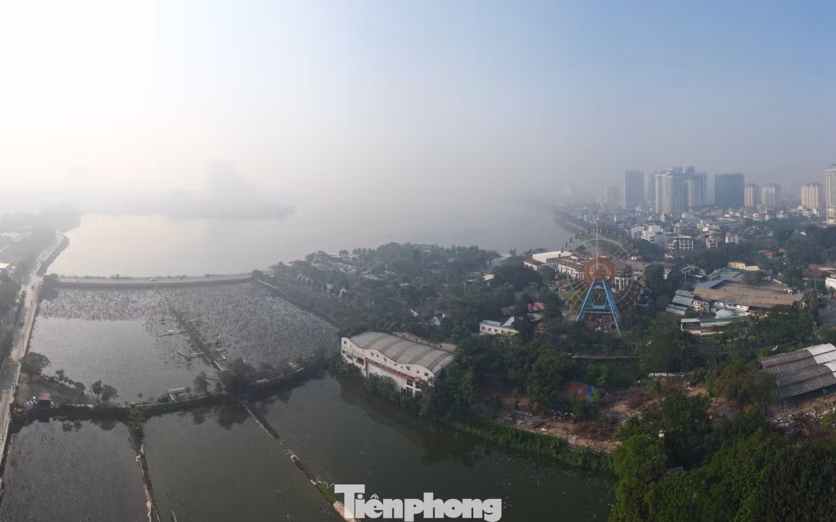 Nhìn từ trên cao, khu vực Hồ Tây mờ mịt trong lớp sương dày. Nhìn từ trên cao, khu vực Hồ Tây mờ mịt trong lớp sương dày.