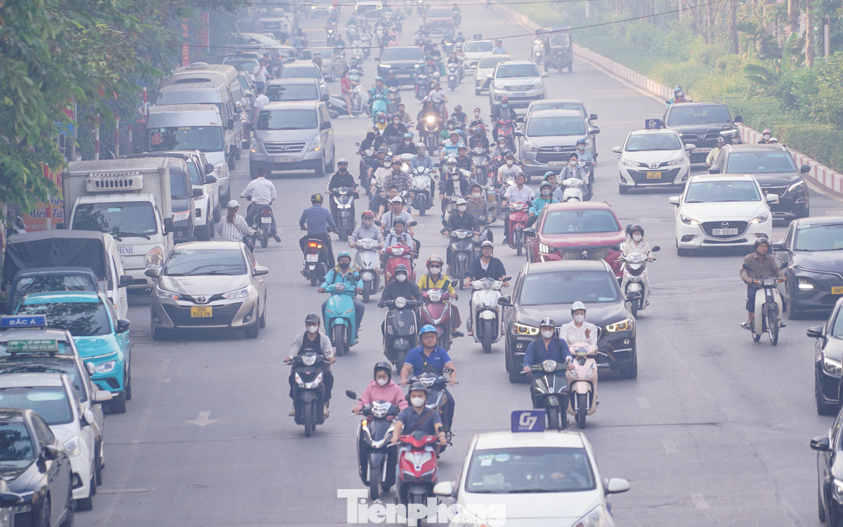 Tình trạng khói bụi từ phương tiện giao thông kết hợp với ô nhiễm không khí luôn tiềm ẩn nguy cơ ảnh hưởng đến sức khỏe, đặc biệt là đối với hệ hô hấp của người già và trẻ nhỏ.