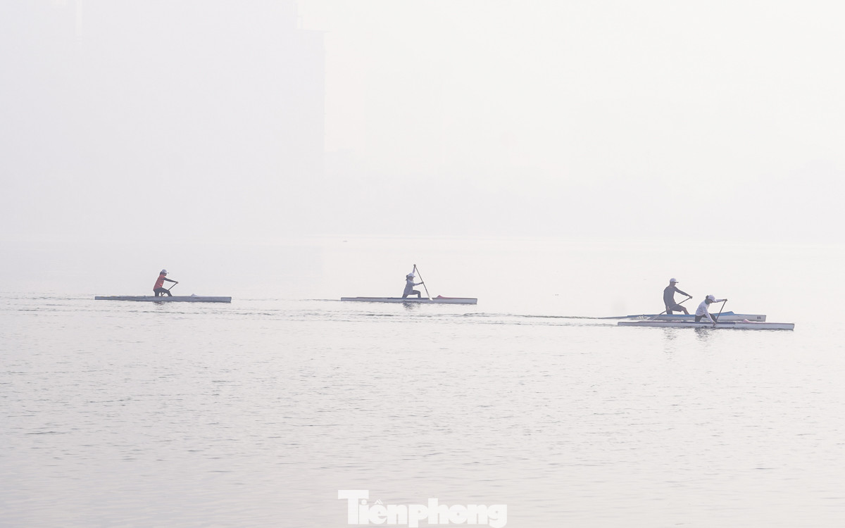 Đường ven Hồ Tây gần 9 giờ vẫn mù mịt, không thấy bóng mặt trời. Người dân đi tập thể dục phải đeo khẩu trang để bảo vệ sức khỏe.
