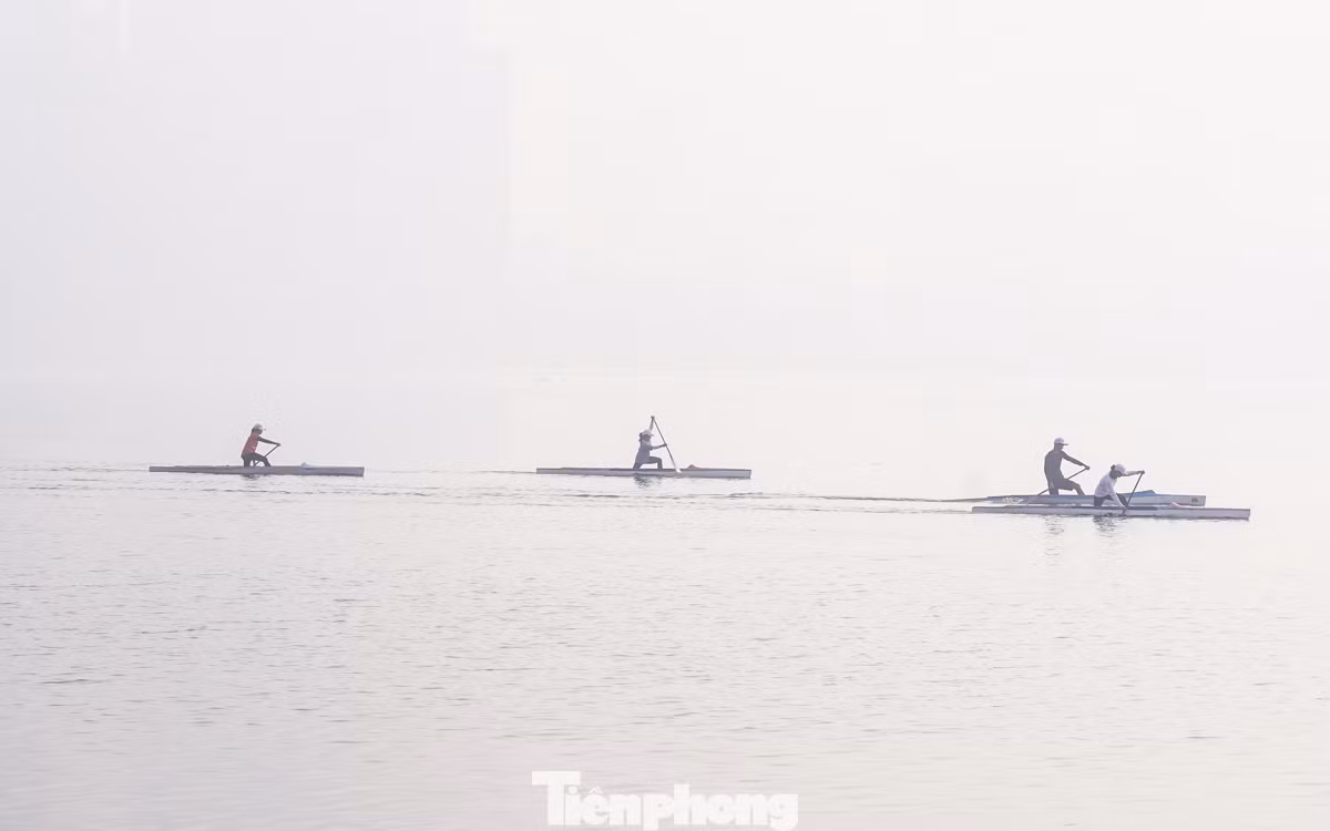 Đường ven Hồ Tây gần 9 giờ vẫn mù mịt, không thấy bóng mặt trời. Người dân đi tập thể dục phải đeo khẩu trang để bảo vệ sức khỏe. Đường ven Hồ Tây gần 9 giờ vẫn mù mịt, không thấy bóng mặt trời. Người dân đi tập thể dục phải đeo khẩu trang để bảo vệ sức khỏe.