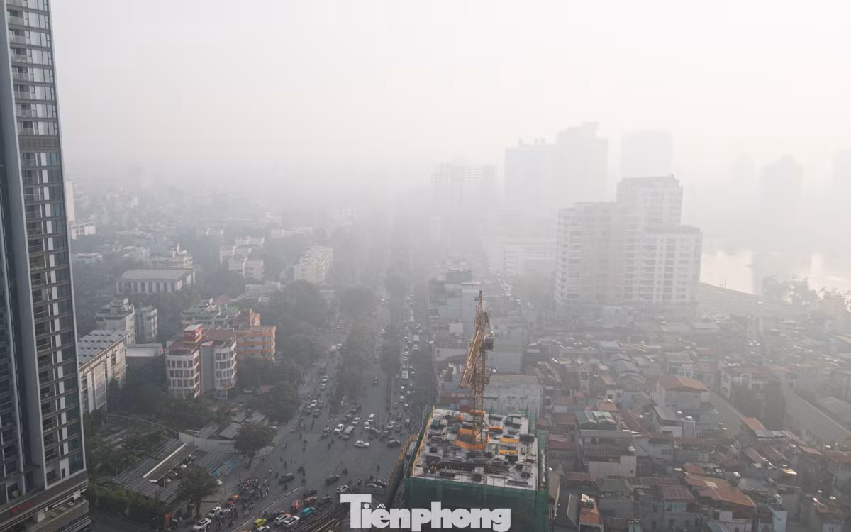 Khu vực đường Kim Mã hướng vào khu vực trung tâm vào lúc 8 giờ, nhiều toà nhà ẩn hiện trong sương. Khu vực đường Kim Mã hướng vào khu vực trung tâm vào lúc 8 giờ, nhiều toà nhà ẩn hiện trong sương.
