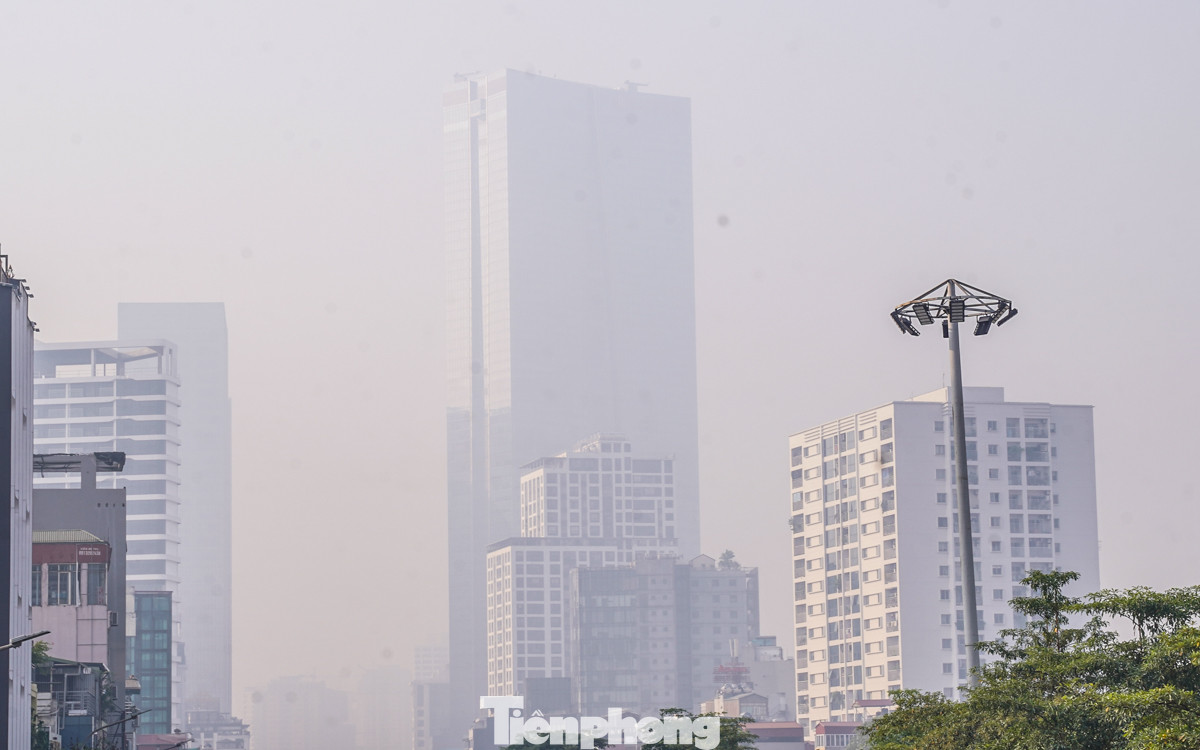 Các tòa nhà như "ẩn mình" trong lớp sương.