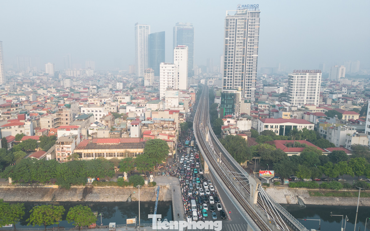 Tình trạng tắc đường cũng là một trong những nguyên nhân góp phần gây ô nhiễm không khí, khi các phương tiện dừng lại hoặc di chuyển chậm làm gia tăng lượng khí thải độc hại vào môi trường.