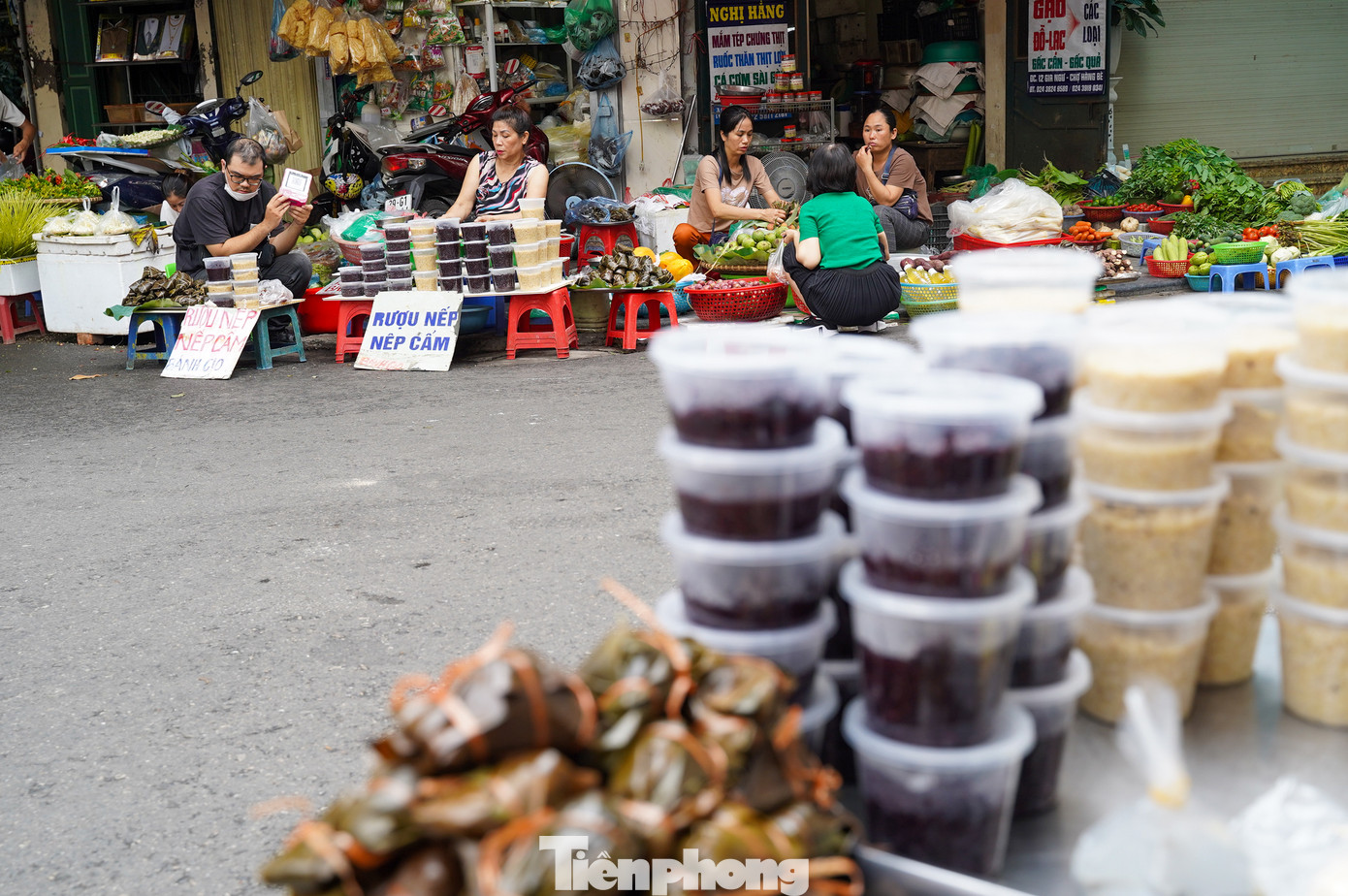 Rượu nếp là món không thể thiếu trong ngày Tết Đoan Ngọ. Theo quan niệm dân gian, các món ăn có đủ vị cay, nóng, chua, ngọt, đắng... giúp “diệt sâu bọ” trong cơ thể, vì vậy rượu nếp, nếp cẩm thường được lựa chọn nhiều.