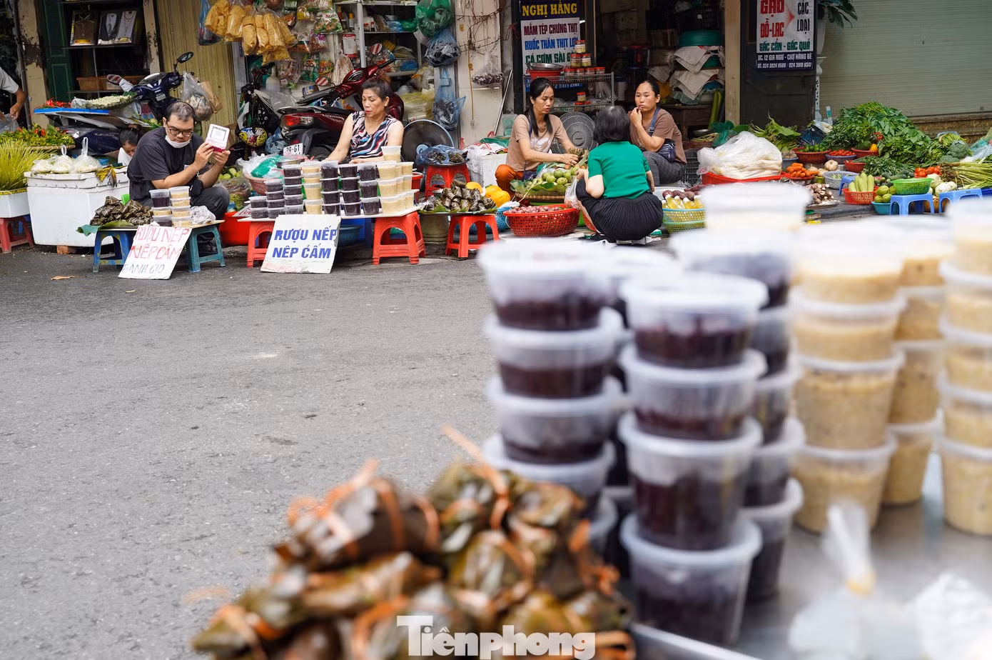 Rượu nếp là món không thể thiếu trong ngày Tết Đoan Ngọ. Theo quan niệm dân gian, các món ăn có đủ vị cay, nóng, chua, ngọt, đắng... giúp “diệt sâu bọ” trong cơ thể, vì vậy rượu nếp, nếp cẩm thường được lựa chọn nhiều.