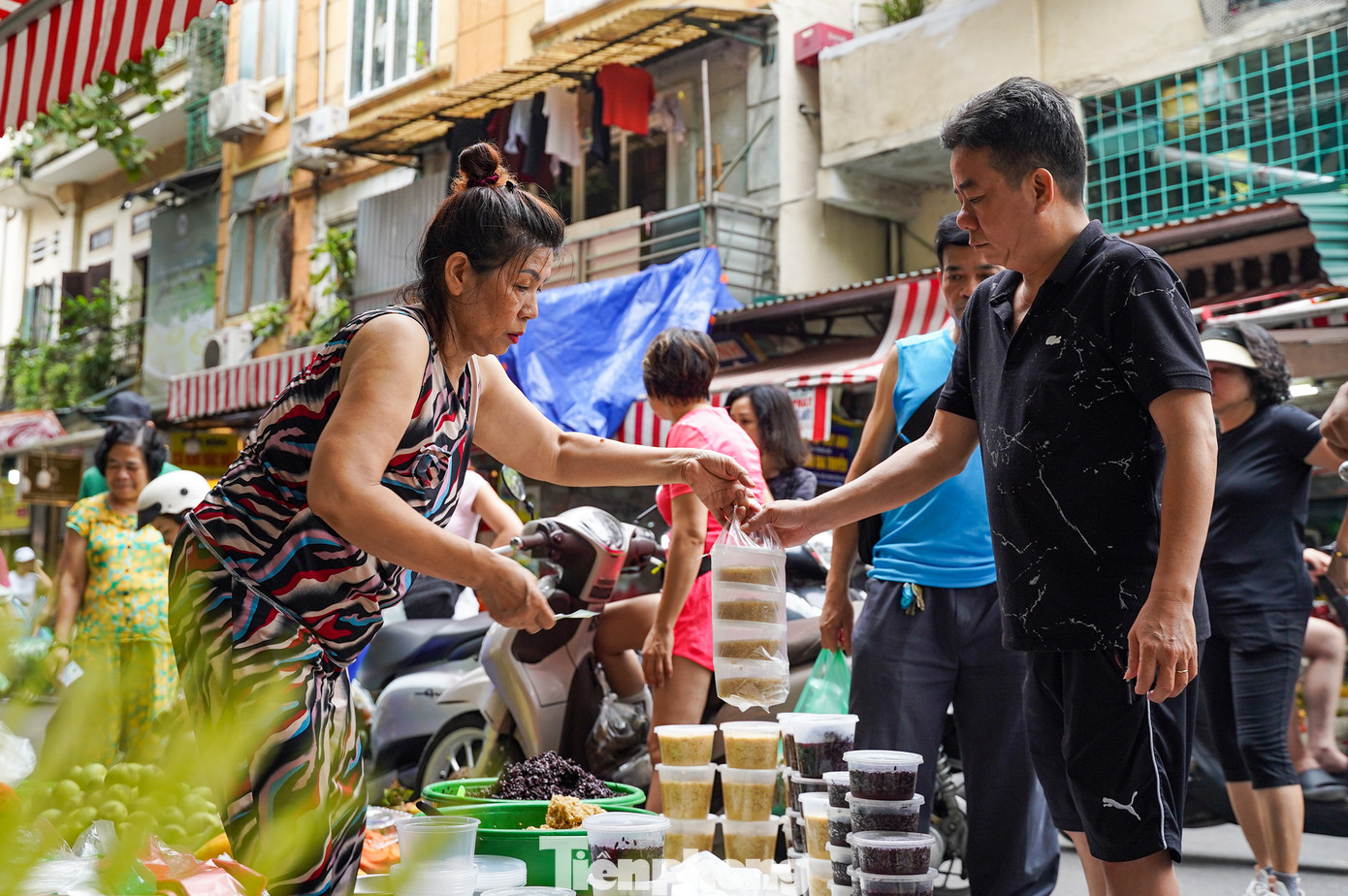 Cô Bích Nga (tiểu thương chợ Hàng Bè) chia sẻ: "Từ chiều hôm qua, lượng khách đến mua rượu nếp, nếp cẩm đã rất đông. Dịp này, gia đình tôi chuẩn bị hơn 150 kg. Từ sáng đến giờ mới hơn 2 tiếng mà đã bán được khoảng 20kg rồi."