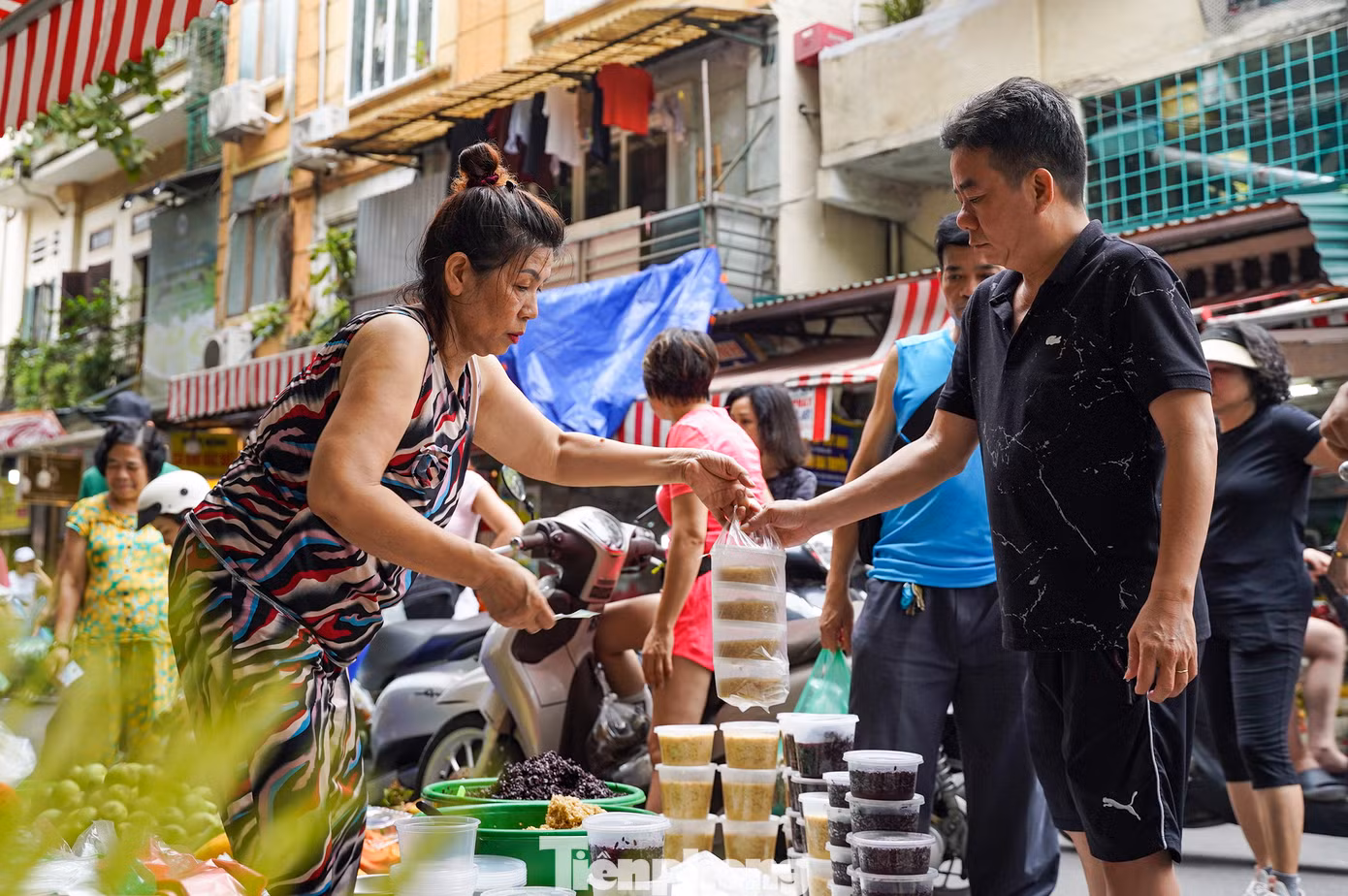 Cô Bích Nga (tiểu thương chợ Hàng Bè) chia sẻ: "Từ chiều hôm qua, lượng khách đến mua rượu nếp, nếp cẩm đã rất đông. Dịp này, gia đình tôi chuẩn bị hơn 150 kg. Từ sáng đến giờ mới hơn 2 tiếng mà đã bán được khoảng 20kg rồi."