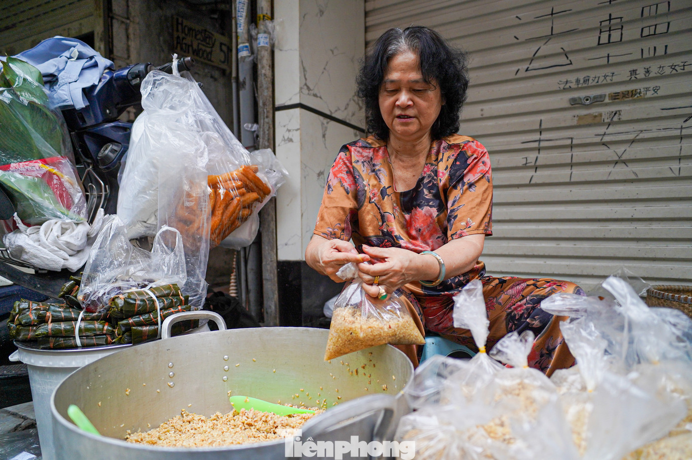 Tiểu thương bán hàng không ngơi tay.