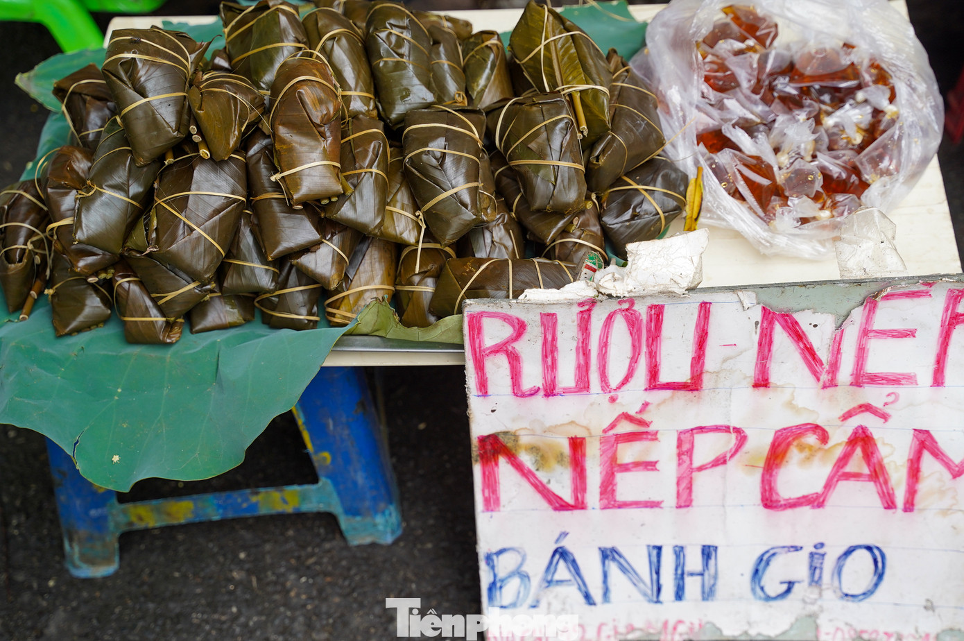 Ngoài rượu nếp, bánh gio cũng là món ăn không thể thiếu trong dịp Tết Đoan Ngọ, được bày bán với giá từ 8.000 - 10.000 đồng/chiếc.