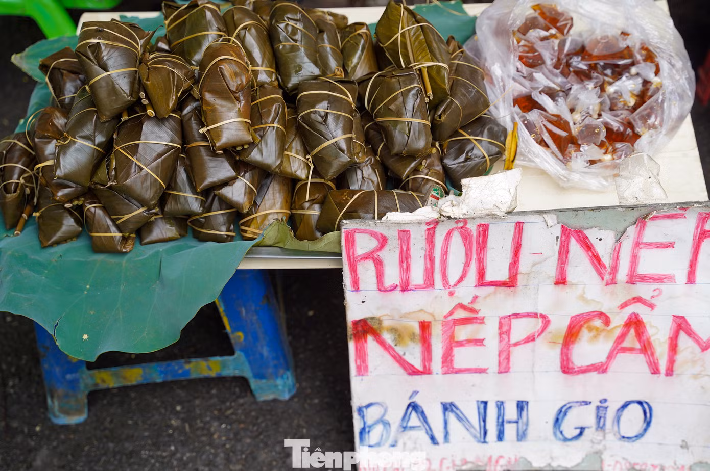 Ngoài rượu nếp, bánh gio cũng là món ăn không thể thiếu trong dịp Tết Đoan Ngọ, được bày bán với giá từ 8.000 - 10.000 đồng/chiếc.