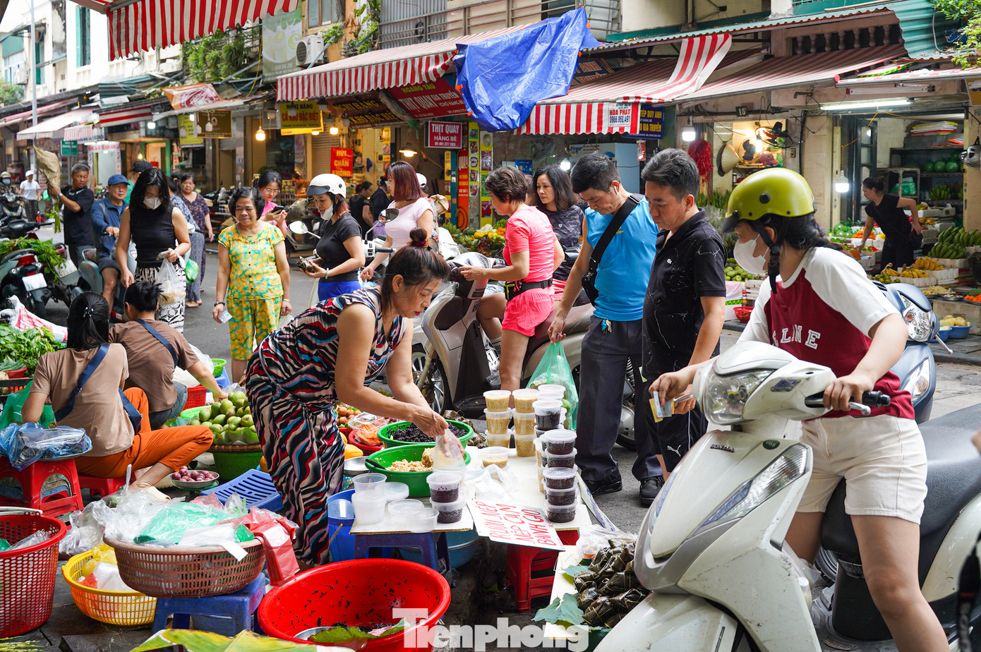 Mới hơn 6 giờ sáng, người dân đã đến mua rượu nếp liên tục, những người bán hàng không kịp nghỉ tay.
