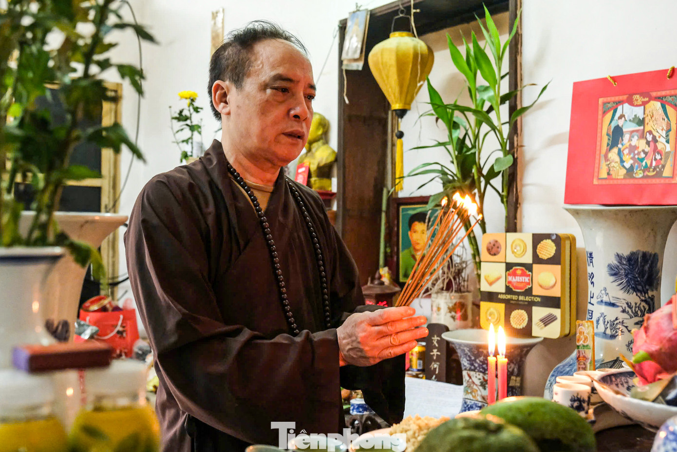 "Như mọi năm, tôi dậy từ hơn 5h sáng để chuẩn bị mâm cúng Tết Đoan Ngọ. Với tôi, đây là một dịp quan trọng để tưởng nhớ tổ tiên, giữ gìn nét truyền thống, và cũng là cách để con cháu hiểu hơn về những giá trị văn hóa gia đình", ông Quế nói thêm.