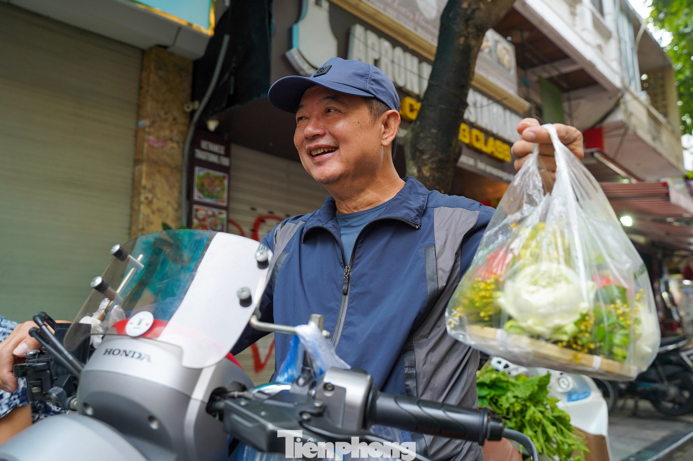 Ông Nguyễn Anh Tuấn (quận Hoàn Kiếm, Hà Nội) cho biết, từ 5h sáng ông đã dậy để đi mua đồ cúng cho gia đình. "Năm nay tôi chọn mua mâm cúng được chuẩn bị sẵn với đầy đủ rượu nếp, bánh gio, hoa quả... với giá 250 nghìn đồng, vừa tiện, vừa đẹp, đỡ mất công chuẩn bị như mọi năm".