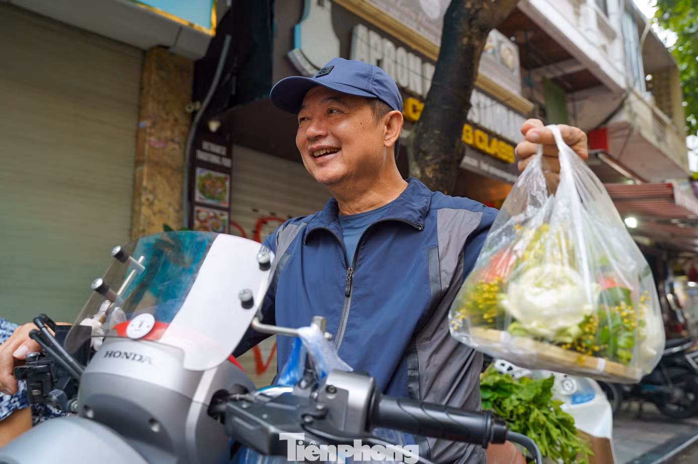 Ông Nguyễn Anh Tuấn (quận Hoàn Kiếm, Hà Nội) cho biết, từ 5h sáng ông đã dậy để đi mua đồ cúng cho gia đình. "Năm nay tôi chọn mua mâm cúng được chuẩn bị sẵn với đầy đủ rượu nếp, bánh gio, hoa quả... với giá 250 nghìn đồng, vừa tiện, vừa đẹp, đỡ mất công chuẩn bị như mọi năm".