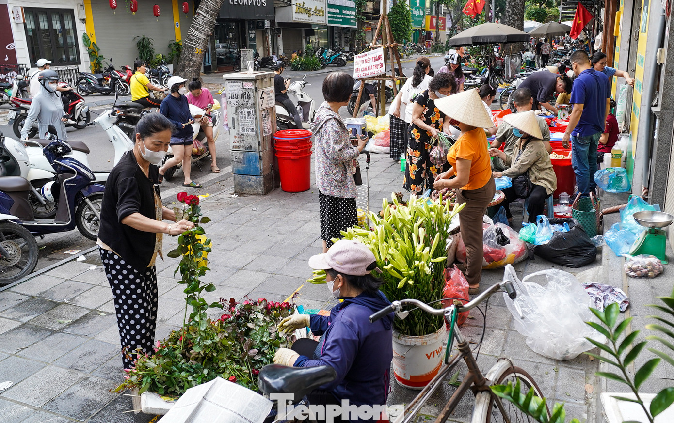 Vào dịp Tết Đoan Ngọ (còn gọi là Tết diệt sâu bọ), người Hà Nội thường có thói quen dậy sớm đi chợ mua rượu nếp, nếp cẩm và các loại hoa quả... để chuẩn bị mâm cúng. Từ sáng sớm, các khu vực vỉa hè trên phố Hàng Bè, Gia Ngư... đã nhộn nhịp người mua kẻ bán, tạo nên không khí tấp nập đặc trưng của ngày lễ truyền thống.
