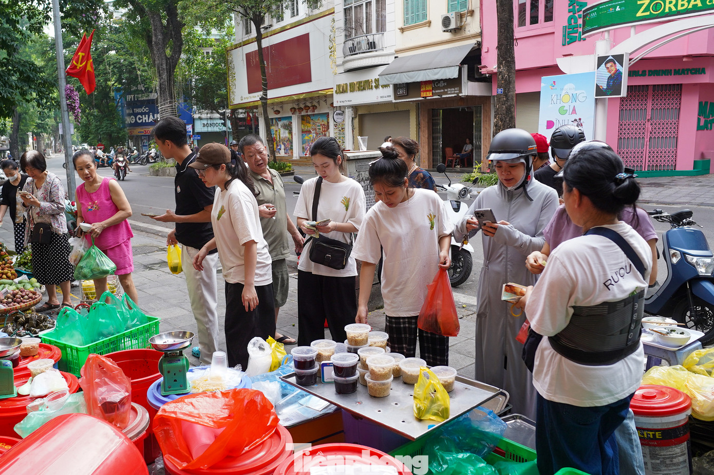 Tình trạng tương tự cũng diễn ra trên phố Ngô Thị Nhậm, từ sáng sớm, người dân đã đứng chật kín vỉa hè để mua rượu nếp cúng Tết Đoan Ngọ.