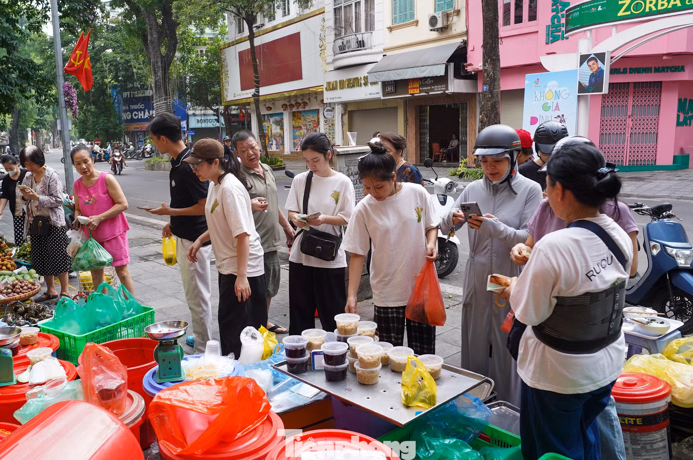 Tình trạng tương tự cũng diễn ra trên phố Ngô Thị Nhậm, từ sáng sớm, người dân đã đứng chật kín vỉa hè để mua rượu nếp cúng Tết Đoan Ngọ.