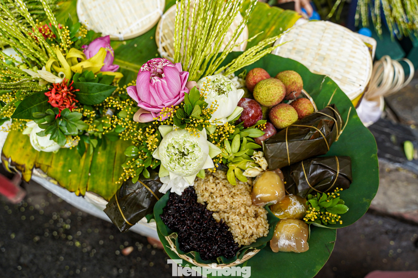 Những mâm cúng truyền thống được chuẩn bị công phu, bày biện sẵn được bày bán tại các khu chợ và thu hút nhiều người lựa chọn trong dịp Tết Đoan Ngọ.