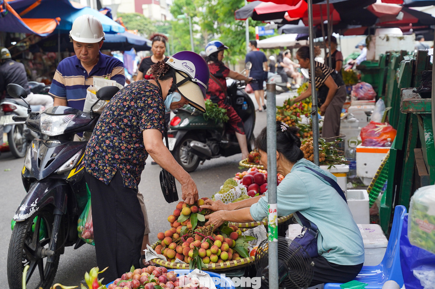 Mận, vải là hai loại trái cây được mua nhiều nhất trong dịp Tết Đoan Ngọ.
