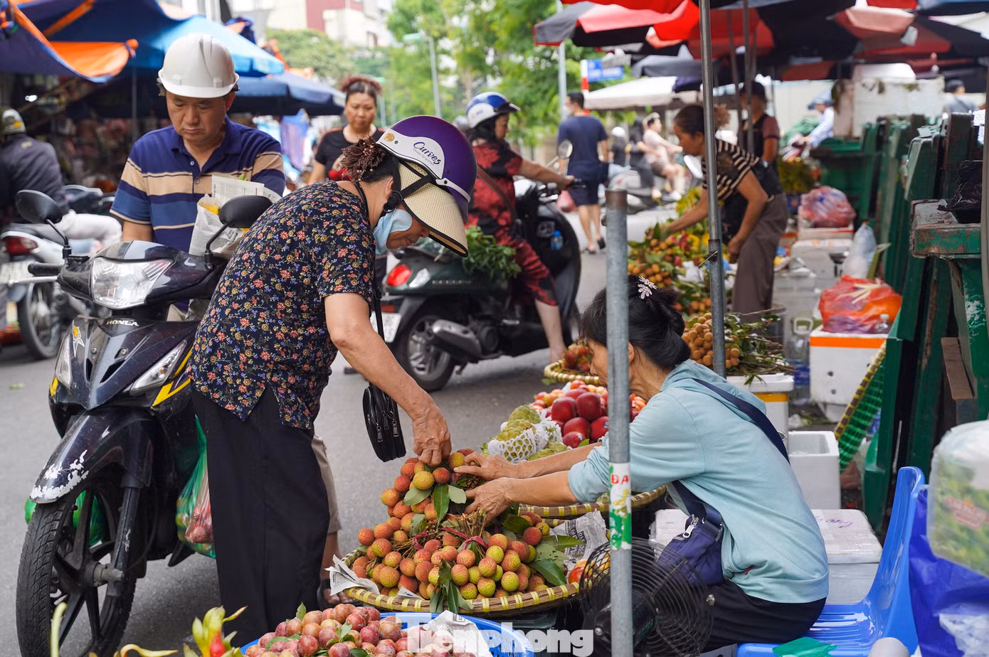 Mận, vải là hai loại trái cây được mua nhiều nhất trong dịp Tết Đoan Ngọ.