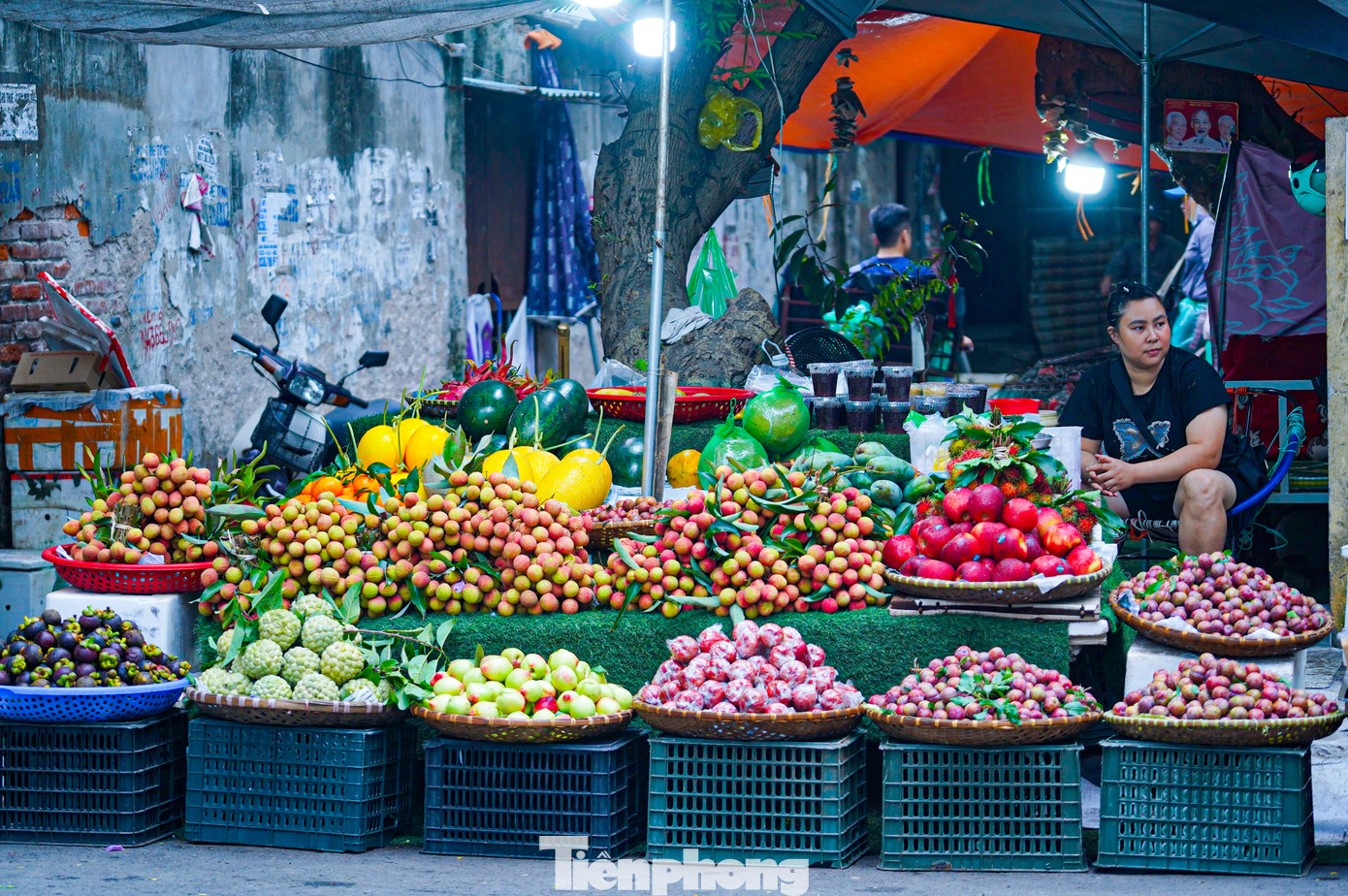 Trong ngày Tết Đoan Ngọ, mận hậu được bán dao động giá từ 70.000 - 100.000 đồng/kg, còn vải có giá dao động từ 30.000 - 40.000 đồng/kg.