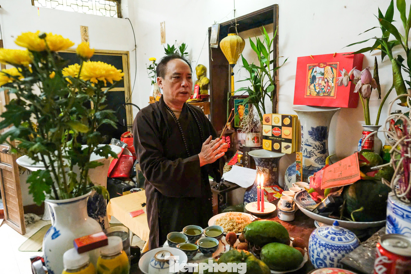 Ông Hà Văn Quế (67 tuổi) thắp hương trong ngày Tết Đoan Ngọ. Mâm cúng tại nhà ông gồm rượu nếp, bánh gio và hoa quả được bày biện trang trọng trên bàn thờ tổ tiên.