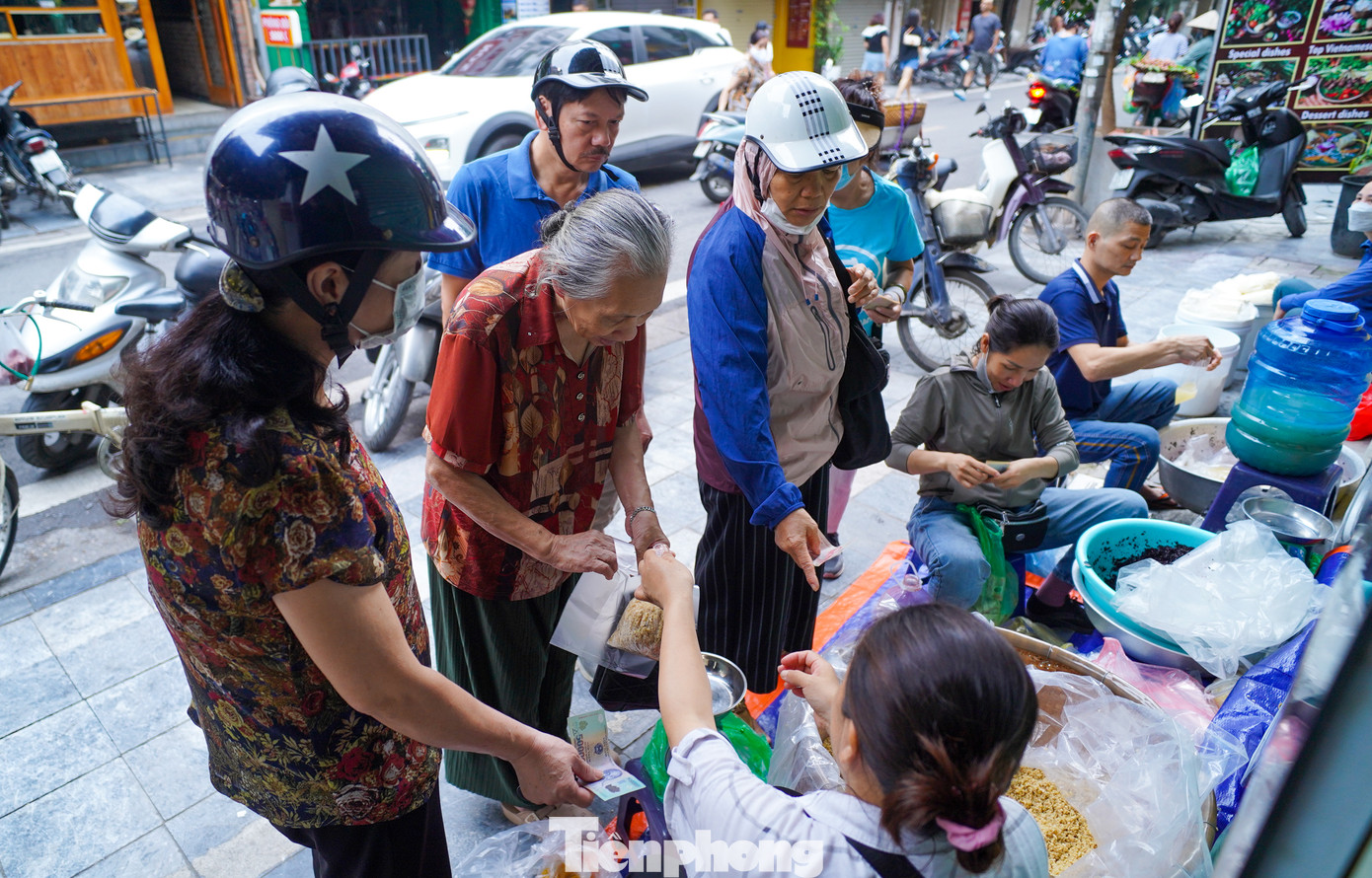 Mới hơn 6 giờ sáng, người dân đã đến mua rượu nếp liên tục, những người bán hàng không kịp nghỉ tay.