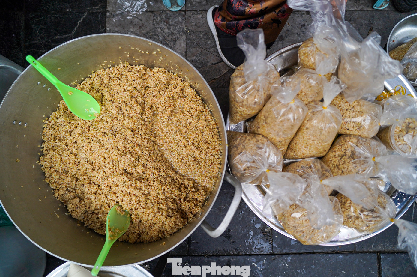 Theo khảo sát, rượu nếp được bán với giá từ 80.000 - 120.000 đồng/kg. Các loại rượu nếp đóng sẵn trong hộp nhựa hoặc gói nhỏ có giá dao động từ 30.000 - 50.000 đồng/phần.