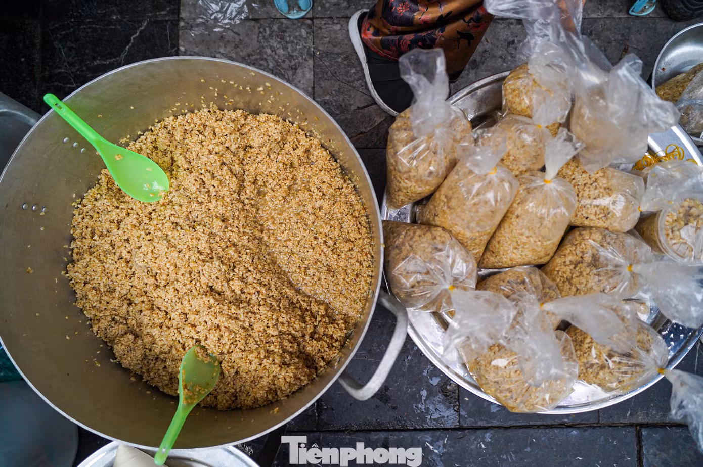 Theo khảo sát, rượu nếp được bán với giá từ 80.000 - 120.000 đồng/kg. Các loại rượu nếp đóng sẵn trong hộp nhựa hoặc gói nhỏ có giá dao động từ 30.000 - 50.000 đồng/phần.