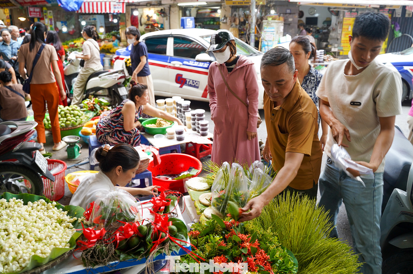 Những mâm cúng truyền thống được chuẩn bị công phu, bày biện sẵn được bày bán tại các khu chợ và thu hút nhiều người lựa chọn trong dịp Tết Đoan Ngọ.