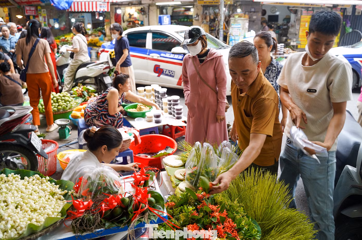Những mâm cúng truyền thống được chuẩn bị công phu, bày biện sẵn được bày bán tại các khu chợ và thu hút nhiều người lựa chọn trong dịp Tết Đoan Ngọ.