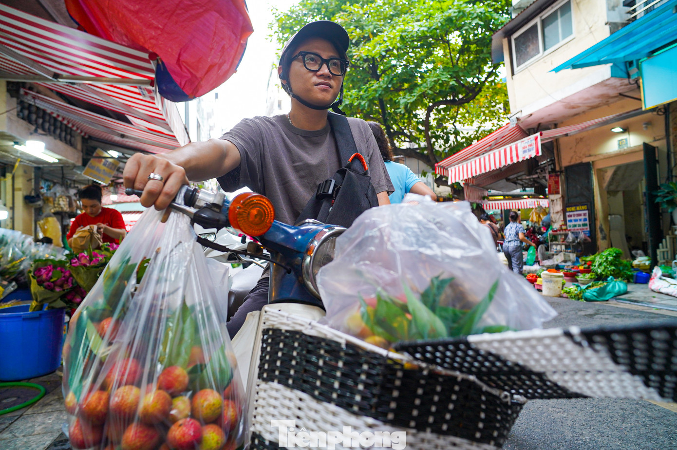 Anh Duy Anh (quận Ba Đình, Hà Nội) cho biết: "Mẹ tôi nhờ mua 7kg vải để mang về chia cho anh chị em trong nhà, mỗi người một ít để cùng cúng Tết Đoan Ngọ. Đây là thói quen truyền thống của gia đình tôi nhiều năm nay".