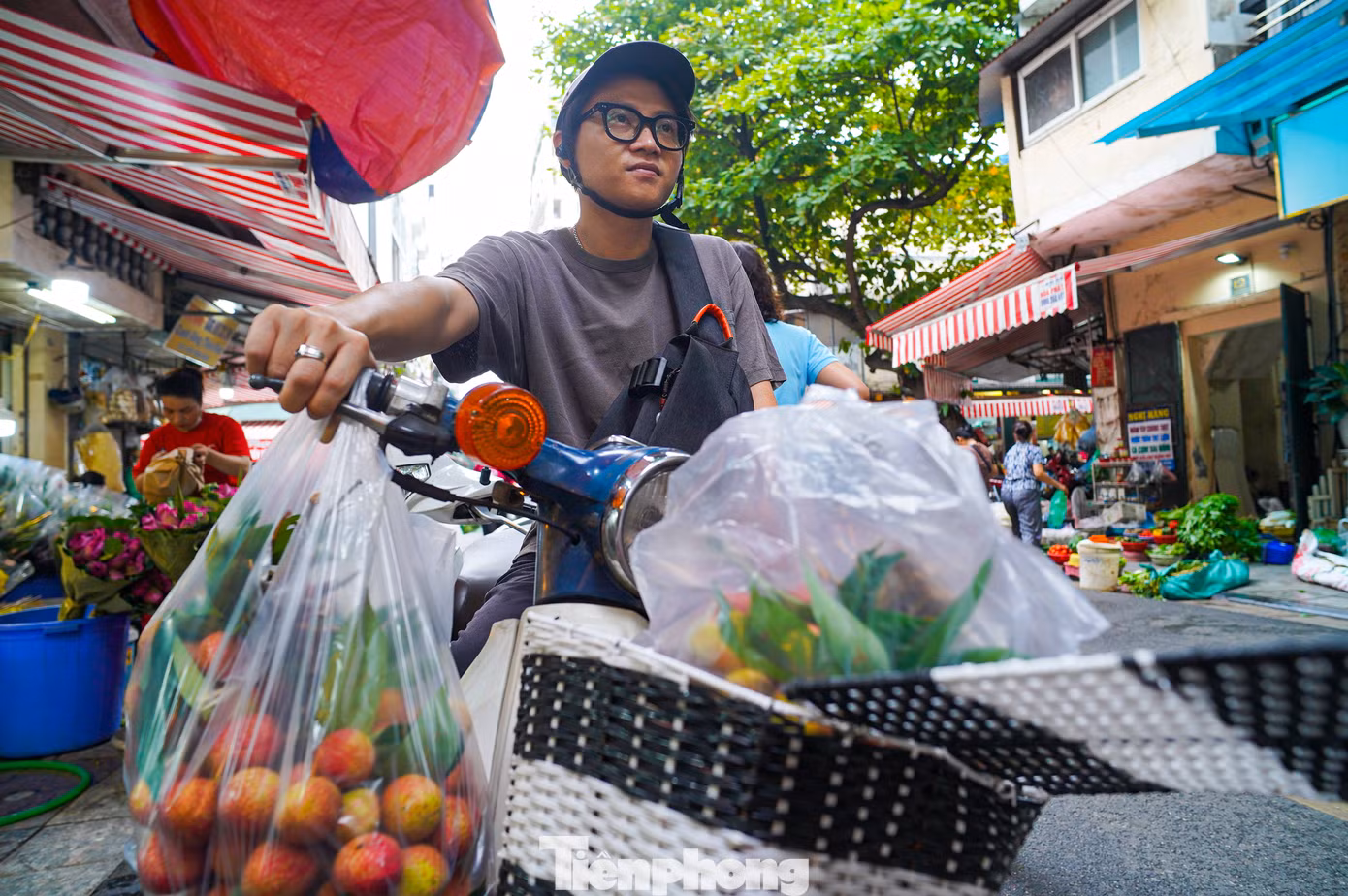Anh Duy Anh (quận Ba Đình, Hà Nội) cho biết: "Mẹ tôi nhờ mua 7kg vải để mang về chia cho anh chị em trong nhà, mỗi người một ít để cùng cúng Tết Đoan Ngọ. Đây là thói quen truyền thống của gia đình tôi nhiều năm nay".