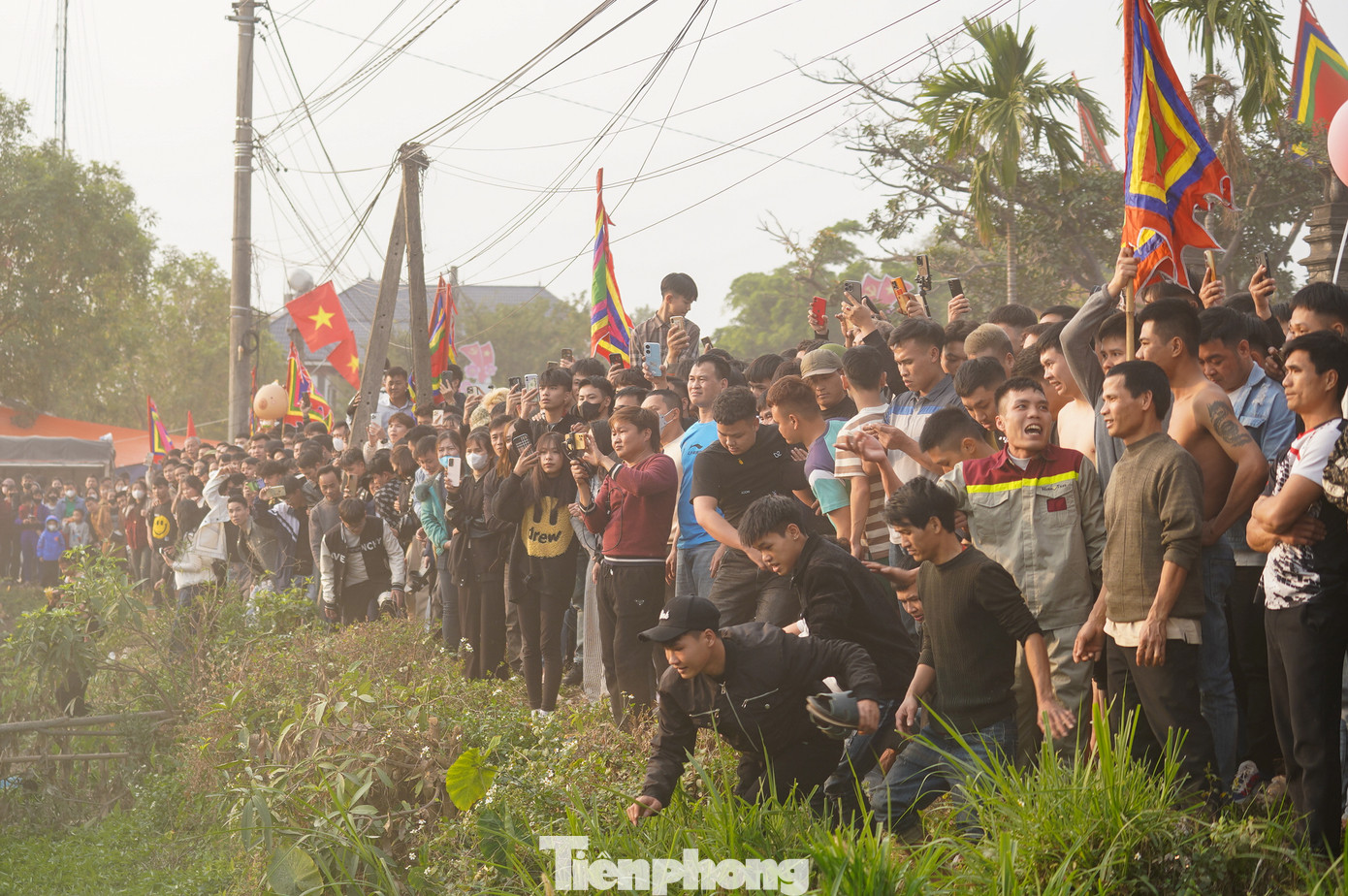 Màn tranh đấu thu hút sự quan tâm của người dân các thôn và du khách thập phương.