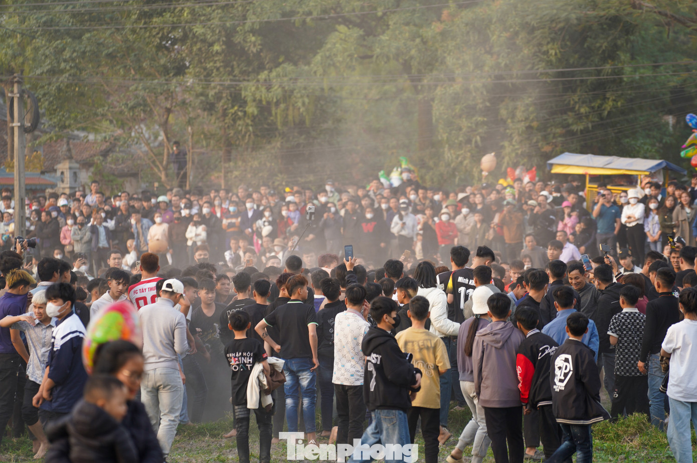 Màn tranh đấu thu hút sự quan tâm của người dân các thôn và du khách thập phương.