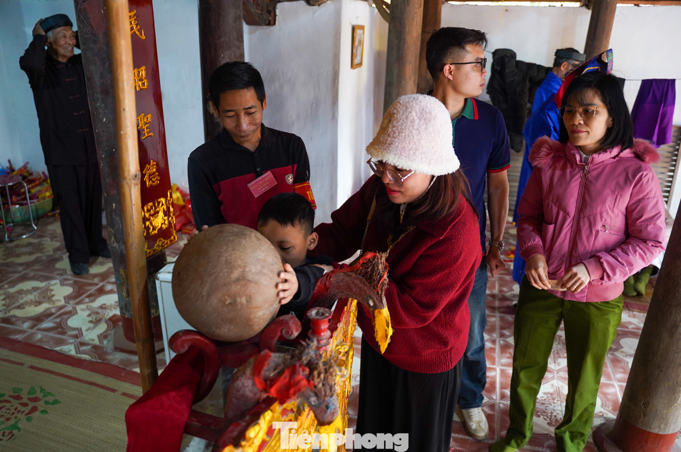 Nhiều người tranh thủ sờ quả phết trước khi lễ hội diễn ra để mong có một năm mới may mắn.