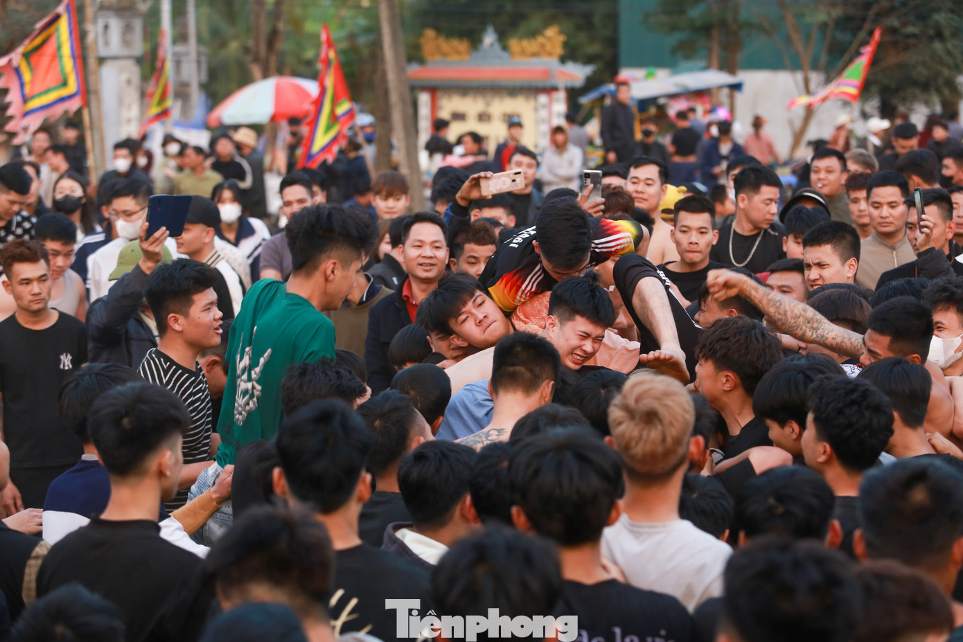 Màn tranh giành diễn ra vô cùng quyết liệt, không ai chịu nhường ai.