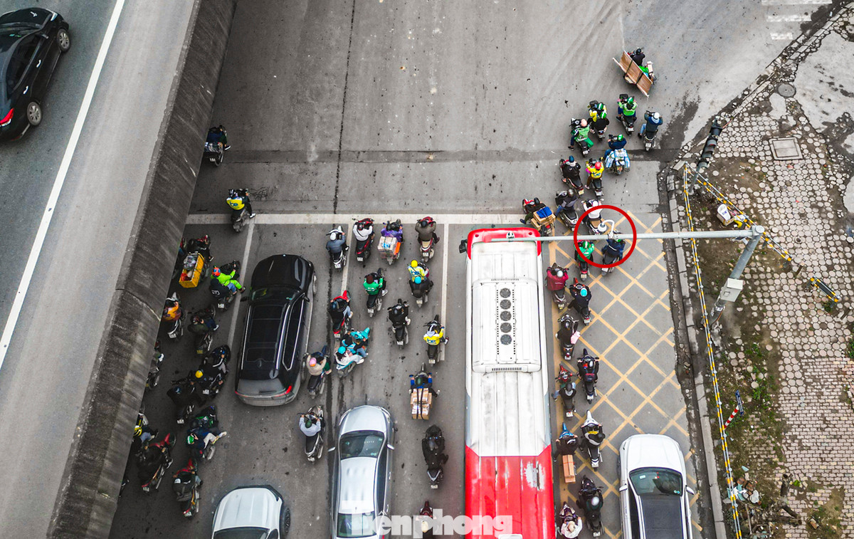 Dù Hà Nội có hệ thống camera phạt nguội dày đặc, nhiều người điều khiển xe máy và ô tô vẫn vi phạm, bất chấp mức phạt đã được quy định.