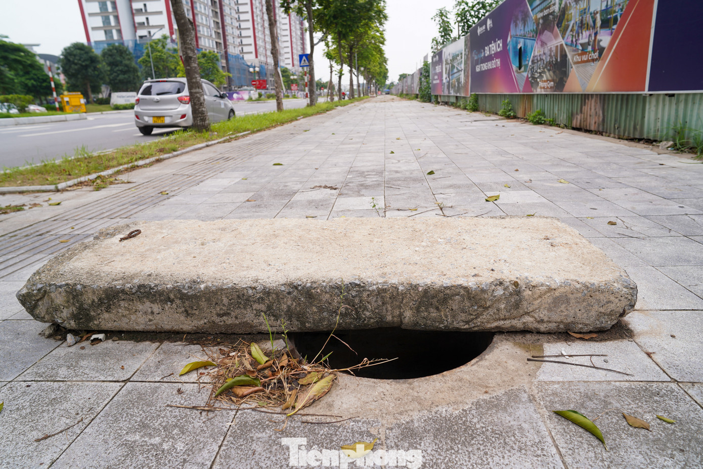 Một số hố ga bị mất nắp được khắc phục tạm thời bằng giỏ nhựa hoặc thanh gỗ. Một số hố ga bị mất nắp được khắc phục tạm thời bằng giỏ nhựa hoặc thanh gỗ.