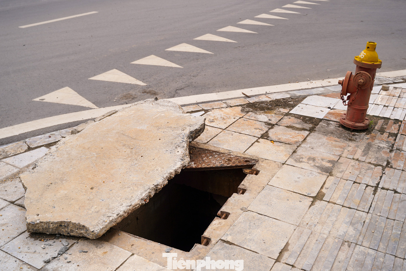 Một số hố ga bị mất nắp được khắc phục tạm thời bằng giỏ nhựa hoặc thanh gỗ. Một số hố ga bị mất nắp được khắc phục tạm thời bằng giỏ nhựa hoặc thanh gỗ.