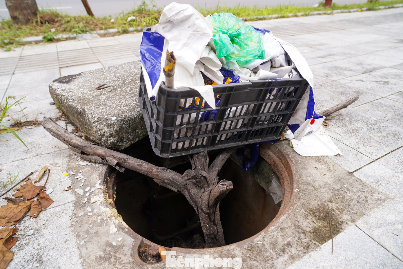 Một số hố ga bị mất nắp được khắc phục tạm thời bằng giỏ nhựa hoặc thanh gỗ. Một số hố ga bị mất nắp được khắc phục tạm thời bằng giỏ nhựa hoặc thanh gỗ.