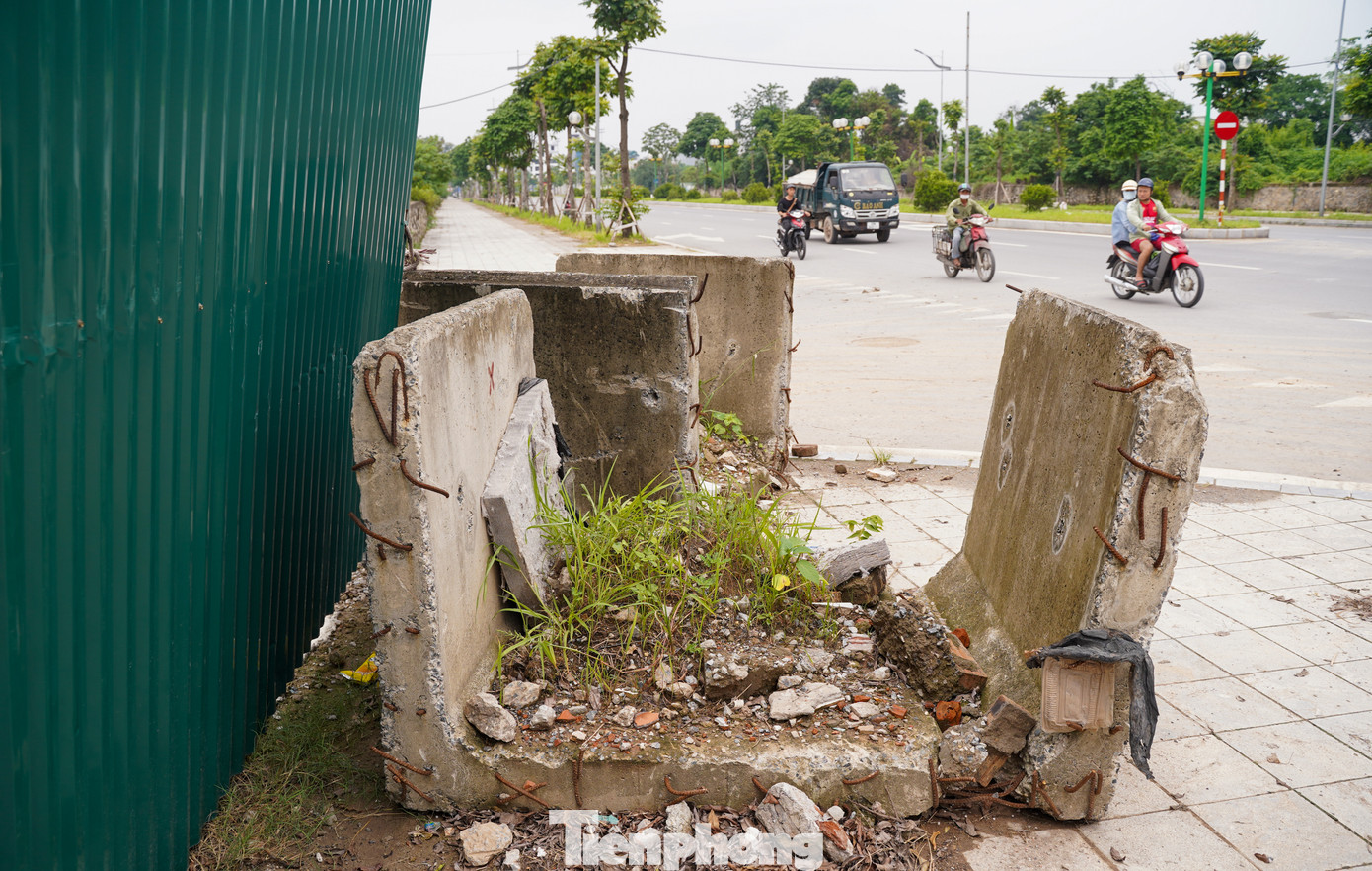 Vỉa hè dọc cũng bị chất đầy rác thải xây dựng gây mất mỹ quan đô thị. Vỉa hè dọc cũng bị chất đầy rác thải xây dựng gây mất mỹ quan đô thị.