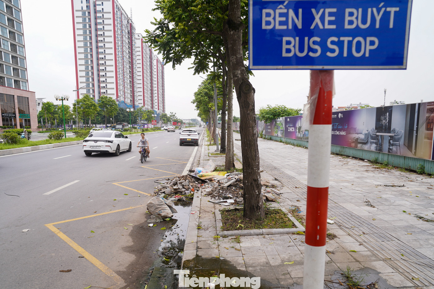 Anh Nguyễn Hữu Ngọc (quận Long Biên) cho biết: “Tôi thường xuyên đi qua tuyến đường này và thấy rác thải, vật liệu xây dựng vứt ngổn ngang khắp nơi. Mong các cơ quan liên quan xử lý kịp thời". Anh Nguyễn Hữu Ngọc (quận Long Biên) cho biết: “Tôi thường xuyên đi qua tuyến đường này và thấy rác thải, vật liệu xây dựng vứt ngổn ngang khắp nơi. Mong các cơ quan liên quan xử lý kịp thời".