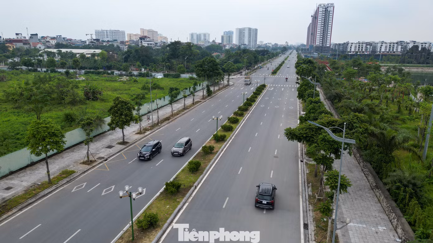 Tuyến đường Nguyễn Gia Bồng được đưa vào sử dụng từ tháng 9/2024, là một trong những tuyến đường gắn biển nhân dịp kỷ niệm 70 năm Ngày Giải phóng Thủ đô (10/10/1954 - 10/10/2024), với kỳ vọng trở thành điểm nhấn giao thông - hạ tầng của khu vực.
