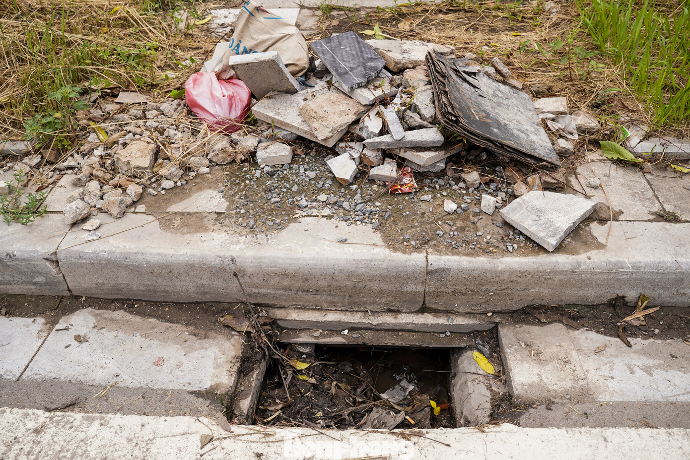 Trên đường Nguyễn Gia Bồng xuất hiện hàng loạt hố ga không có nắp đậy, một số nằm sát mép đường, gây mất an toàn cho người và phương tiện lưu thông. Trên đường Nguyễn Gia Bồng xuất hiện hàng loạt hố ga không có nắp đậy, một số nằm sát mép đường, gây mất an toàn cho người và phương tiện lưu thông.