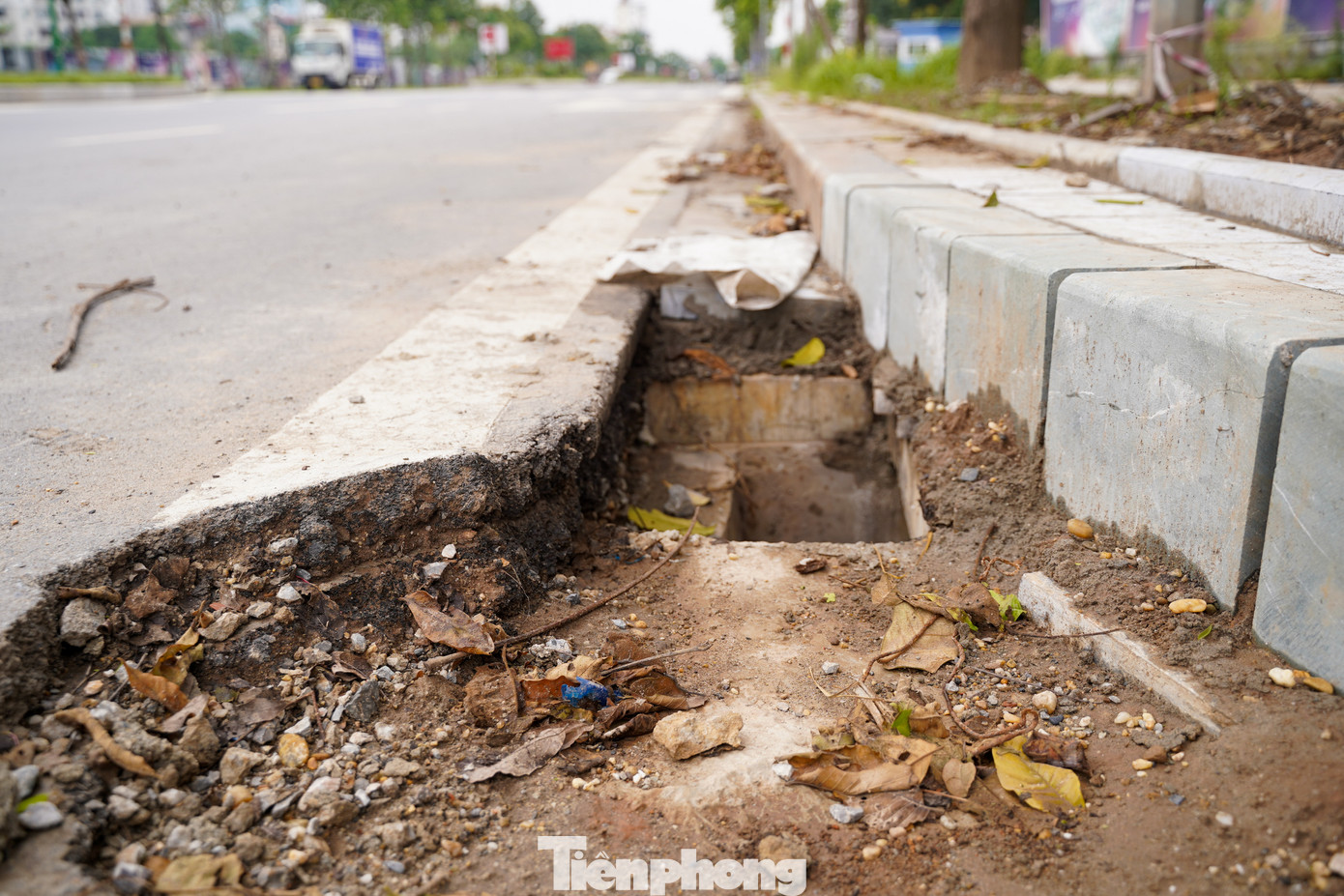 Trao đổi với phóng viên, ông Hoàng Văn Lực - Chủ tịch UBND phường Ngọc Thụy, quận Long Biên cho biết: “Hiện tại, tuyến đường Nguyễn Gia Bồng chưa được bàn giao chính thức về địa bàn, nên phường chưa có cơ sở để tiếp nhận, quản lý và xử lý các vấn đề phát sinh". Trao đổi với phóng viên, ông Hoàng Văn Lực - Chủ tịch UBND phường Ngọc Thụy, quận Long Biên cho biết: “Hiện tại, tuyến đường Nguyễn Gia Bồng chưa được bàn giao chính thức về địa bàn, nên phường chưa có cơ sở để tiếp nhận, quản lý và xử lý các vấn đề phát sinh".