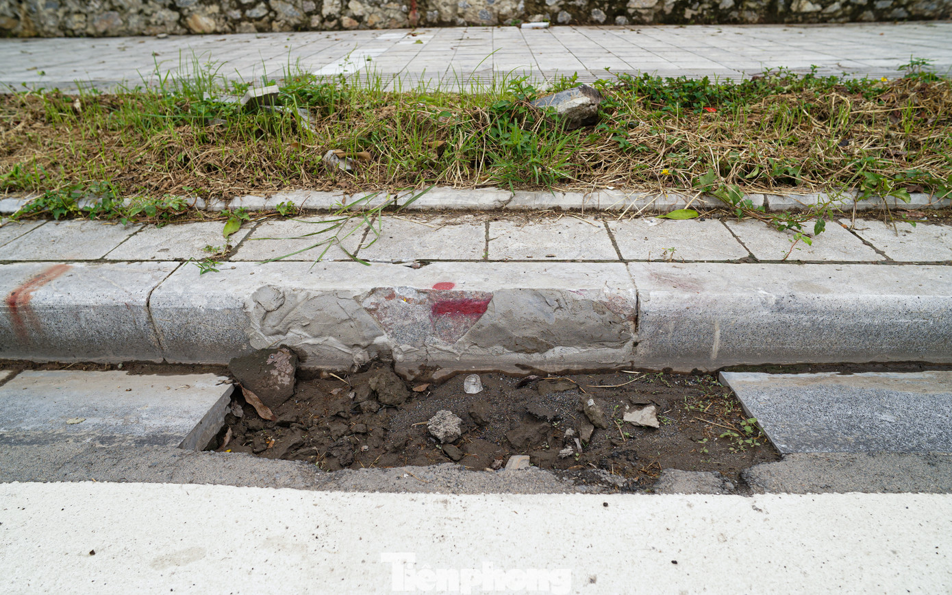 Không chỉ bị mất nắp, một số hố ga trên tuyến đường còn trong tình trạng ùn ứ bởi bùn đất, rác thải. Không chỉ bị mất nắp, một số hố ga trên tuyến đường còn trong tình trạng ùn ứ bởi bùn đất, rác thải.